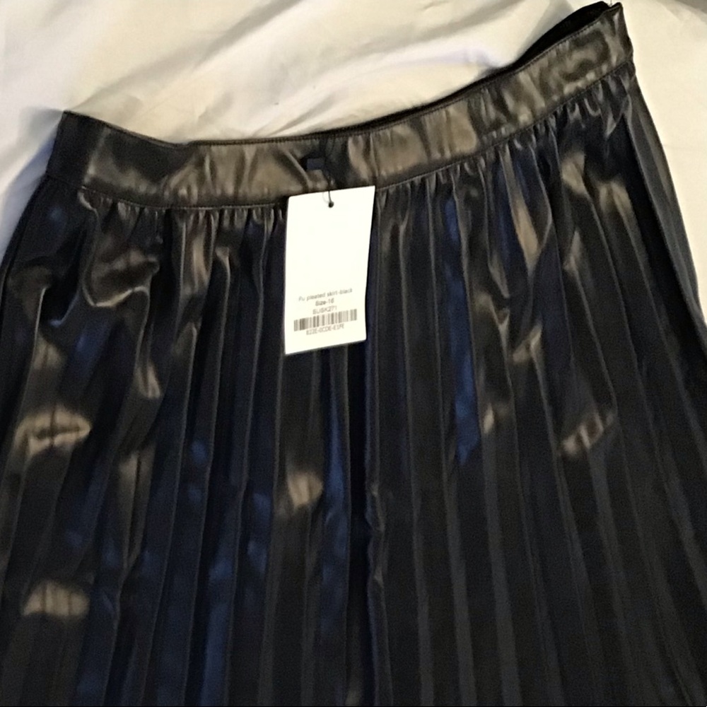 Pleated faux leather skirt - Picture 5 of 5